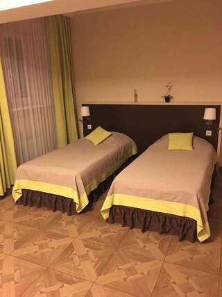 Отель А-Бутик Челябинск Стандартный номер с двумя односпальными кроватями-1